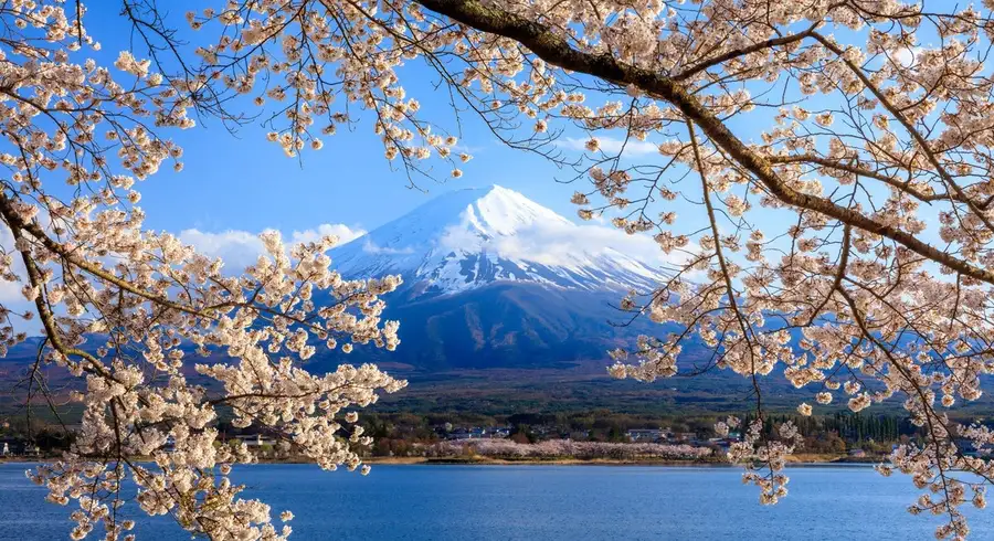 Beautiful Lake in Kawaguchiko , Japan